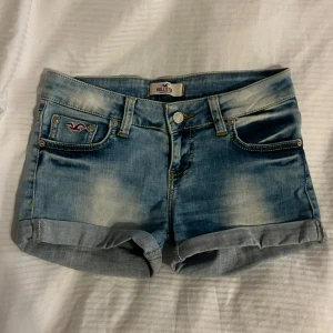Lågmidjade jeansshorts  - Lågmidjade jeansshorts från Hollister i storlek 26. Passar mig som vanligen har xs. Säljs för 120 kr💕