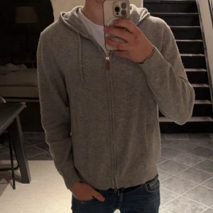 Kashmir Hoodie - Säljer nu en skit snygg grå kashmir hoodie från sayless! Den är lite använd men fortfarande sjukt bra skick. Skicket är ungefär i 8/10. Hör av dig vid fler frågor 