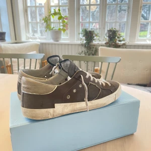 Phillipe model skor, grå - Hej! Säljer dessa feta Phillipe model i storlek 40. Skorna är använda sparsamt men kan ändå ana att dem är använda, speciellt bak på sulan(kan skicka bild vi intresse). Säljer på grund av att jag är sugen på något nytt. Nypris ca 3400kr. Mitt pris 2250. Kan tänka mig att byta mot ett par lanvins strl 39 eller ett par valentino opens strl 39,40. Hör av er om ni har några frågor. 