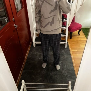 Grå stickad tröja med abstrakt mönster - Säljer en grå stickad tröja med ett coolt abstrakt mönster i mörkare grå nyanser. Köpte den i somras använd ett få antal gånger.