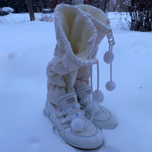 Onitsuka tiger vinterboots - Ett par supersnygga vinterboots ifrån onitsuka tiger. Är helt nya men köpte fel storlek😔 dem ser lite gul ut på bilderna men dem är vita:) vaderade på insidan och går även att vika ner om man önskar det🙌