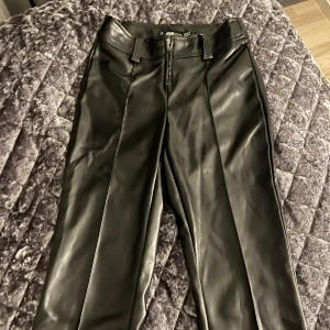 Läderbyxor  - Läderbyxor från new yorker, nytt skick aldrig använt.💞