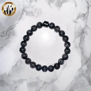 Mörkgrått pärlarmband (Oanvänt) - Mörkgrått elastiskt pärlarmband med glansig marmorliknande yta. Armbandet är nytt och oanvänt och kommer i sin originala plastförpackning. Tveka inte pả att höra av dig för fler bilder eller vid minsta fundering! Kolla in min profil för fler färger