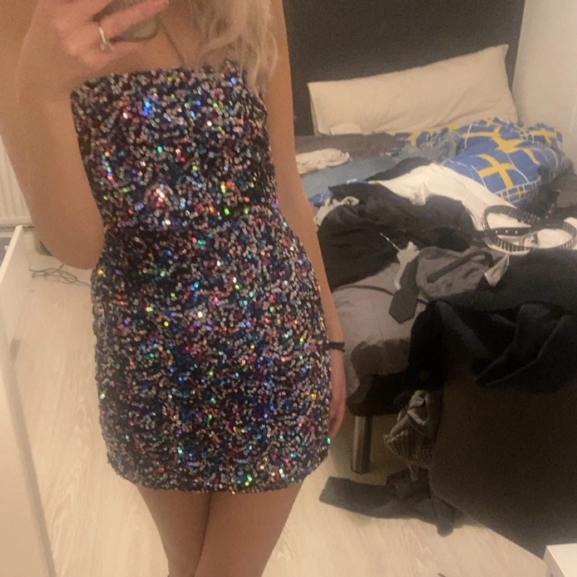 Glittrig paljettklänning