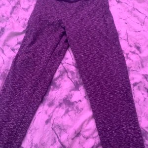 Grå leggings från Etirel - Säljer ett par bekväma grå mjuka leggings från Etirel. Byxorna har en elastisk midja🫶