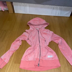 Rosa tröja från Odd Molly - Säljer en snygg rosa hoodie från Odd Molly med dragkedja och huva. Tröjan har långa ärmar och en liten logga på ärmen. Perfekt för en avslappnad stil. Fina spetsdetaljer på fickor och huva.💕💗