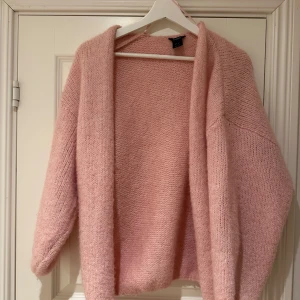 Rosa stickad kofta från Lindex - Mysig rosa stickad kofta från Lindex. 