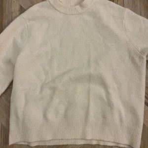 Vit stickad tröja från Stradivarius - Mysig vit stickad tröja från Stradivarius i storlek XS. Använd max 2-3 gånger. Färgen är vit med lite beiga toner. Säljer för den inte kommer till användning! 