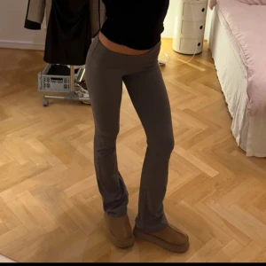 Yoga pants - Snygga  byxor med tight passform och bootcut-stil. Perfekta för en avslappnad look. Tjejen på bilden är 172cm