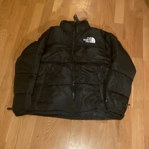 Svart dunjacka från The North Face - Säljer en svart dunjacka från The North Face. Säljer den för att den inte passar mig