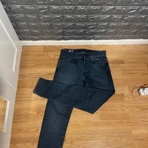 Gstar Raw Jeans 29/30 (helt nya) - Tja! Säljer just nu dessa sjukt snygga GSTAR RAW jeans modell 3301 slim i stl 29/30, färgen är en vanlig blå, men lite mörkare. De är sprillans nya och inte använda en enda gång, modellen på bild är 178 cm o väger 65 kg. Tveka inte på att höra av er vid minsta fundering ✌️🙌 (kan köpas i bundle med de andra gstar jeansen) 
