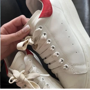  alexander mcqueen - Säljer mina Alexander McQueen skor då jag inte använder dem längre, dem är i använt skick. lånade bilder från förra ägaren, skriv för egna.💘💘💘