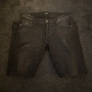 Jeans - Feta svarta jeans från jack&jones (slim glenn) som är i ett topskick, används knappast någonting därav säljer jag dom nu. Modellen är 180cm så passar dig däromkring👌🏼 Bara höra av sig vid någon fråga!! 