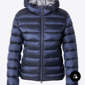 Mörkblå pufferjacka från Colmar - Snygg mörkblå colmar jacka utan defekter. Köpt för 4800kr och den är som helt ny