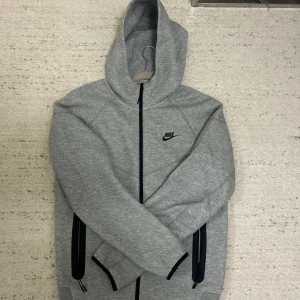 Nike tech hoodie - Säljer en väldigt fräsch och oanvänd Nike kofta för ett bra pris och kan sälja för lägre vid snabba affärer 