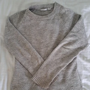 Stickad tröja - Grå mysig tröja från lager 157! Superfin och bra skick, lite nopprig 💞