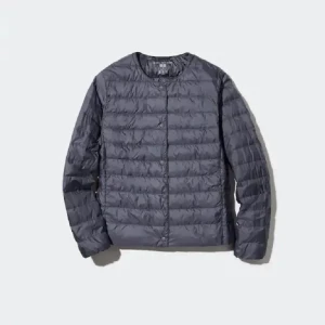 Grå dunjacka från Uniqlo - Säljer en stilren grå,mörkblå dunjacka från Uniqlo. (Använd men ser ut som ny.)