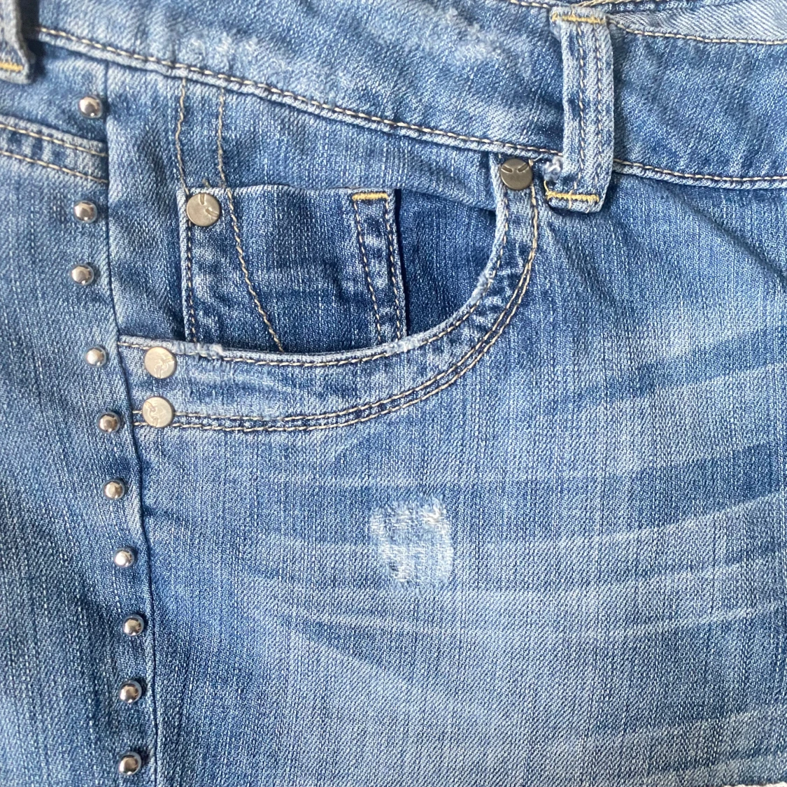 Blå jeanskjol med spetsdetaljer - 3