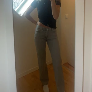Gråa raka jeans  - Raka jeans med ljusgrå färg. Knappt använda då jag anser att de är lite korta. Jag är 171cm