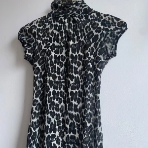Leopardmönstrad polotopp från Zara - Snygg leopardmönstrad polotopp från Zara med korta ärmar. Har använt den ett fåtal gånger men den är i bra skick ändå. Hör va er om ni vill ha fler bilder✨✨