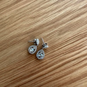Lily and rose örhängen  - Säljer ett par jätte fina Lily and rose petite sofia earrings crystal örhängen. Aldrig använda. Ny pris 399