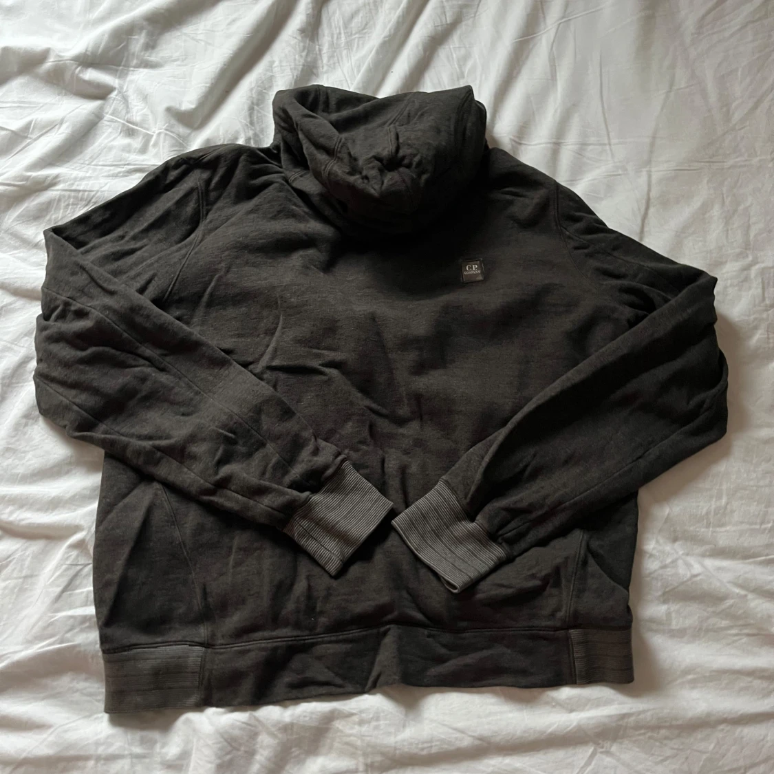 Mörkgrå hoodie från C.P. Company