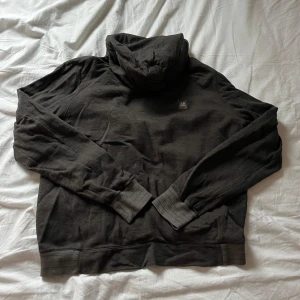 Mörkgrå hoodie från C.P. Company - Säljer en snygg mörkgrå hoodie från C.P. Company. Den har en luva och långa ärmar med ribbade muddar. Perfekt för en stilren och bekväm look. Passar bra till både jeans och joggers. Nypris 1500:- SEK 