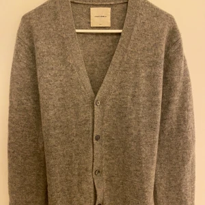 A Days March | ull Cardigan - Tja, säljer denna cardigan från Märket A Days March, koftan är knappt använt så konditionen är 9/10. Passar Perfekt på någon mellan 170-185cm! Tveka ej för fler bilder eller funderingar!😄