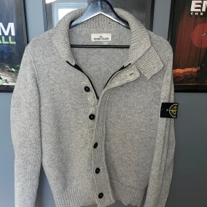 Stone Island Kofta - Säljer nu min Stone Island Kofta/tröja i Storleken M. Skicket är väldigt bra (9/10). Inga defekter bortsett från minimalt med noppror. Självklart äkta! Frågor eller funderingar skriv till mig så svarar jag gärna. Priset går att diskuteras vid en snabb och smidig affär. 