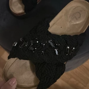 Svarta sandaler med pärlor - Snygga svarta sandaler med pärlor på ovansidan. Sandalerna har en flätad design och en bekväm lite högre sula. Endast använda en gång och prislappen finns kvar i ena sulan! Inuikii liknande⭐️