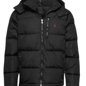  Ralph Lauren jacka  - Svart Ralph lauren jacka. I helt nytt skick i färgen svart. Jätteskön jacka som passar nu på vintern men även in mot hösten. Tveka inte och höra av er. Storlek M men passar även S