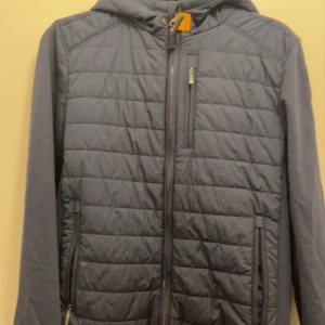 Blå quiltad jacka från Parajumpers - Säljer en blå cardigan jacka från Parajumpers med huva och dragkedja. Väldigt skönt matrial och den perfekta vår jackan eller ifall du vill se riktigt bra ut. Skriv för mer information. INGA BYTEN!!