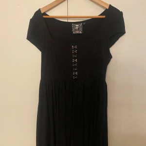 alternativ klänning  - Klänningen är i XL men det passar även mindre ! Bara testad aldrig använd! köpt på blue fox för 600kr