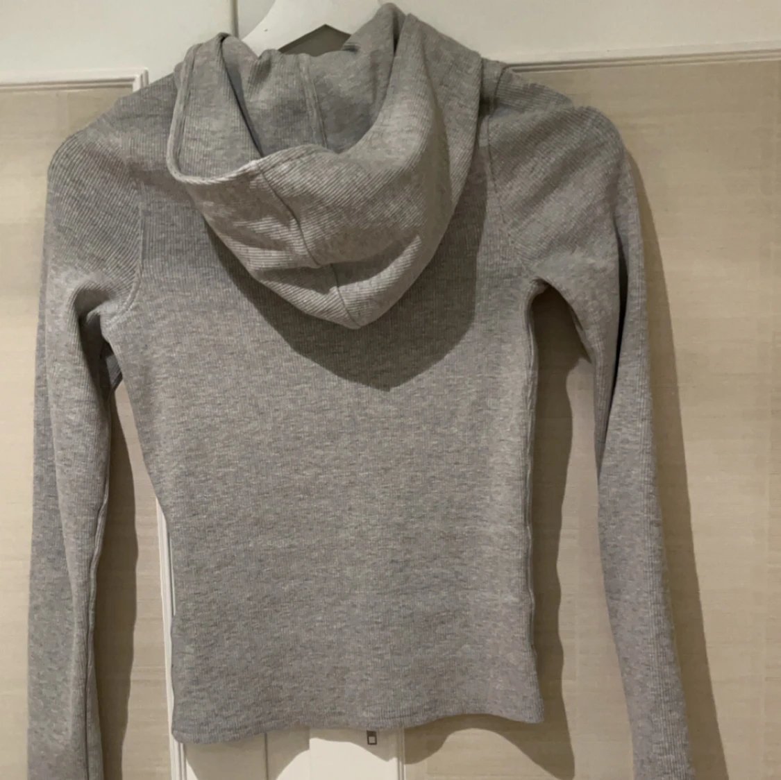 Grå zip up hoodie - 4