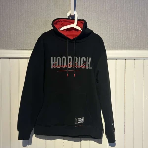 Svart hoodie från Hoodrich - Svart hoodie från Hoodrich. Använd 2-3 gånger, tvättad 1 gång. Storlek XL men liten i storleken, sitter som en L