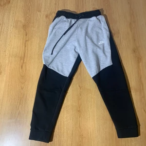 Nike tech byxor  - Hej jag säljer mina gamla Nike tech byxor som jag inte använder. Storlek är L i barn så om du är 155-163 så passar dom dig perfekt 