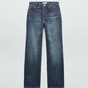 Mellanblå jeans - Säljer dessa ZARA jeans från förra året. Aldrig använda då de inte passar mig. Toppenskick! Storlek 38. Medelhög midja och raka ben. Kan självklart skicka fler  bilder om det önskas! ✨