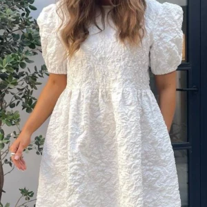 Vit klänning från BYIC - Studentklänning, endast provad! M men passar också en S