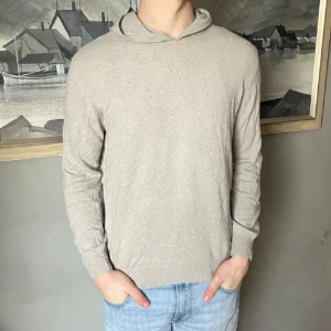 Beige hoodie - Oscar Jacobsson - Beige tröja från Oscar Jacobsson i ull och Kashmir mix. Skick 8/10. Storlek L. Nypris 1600kr🔥