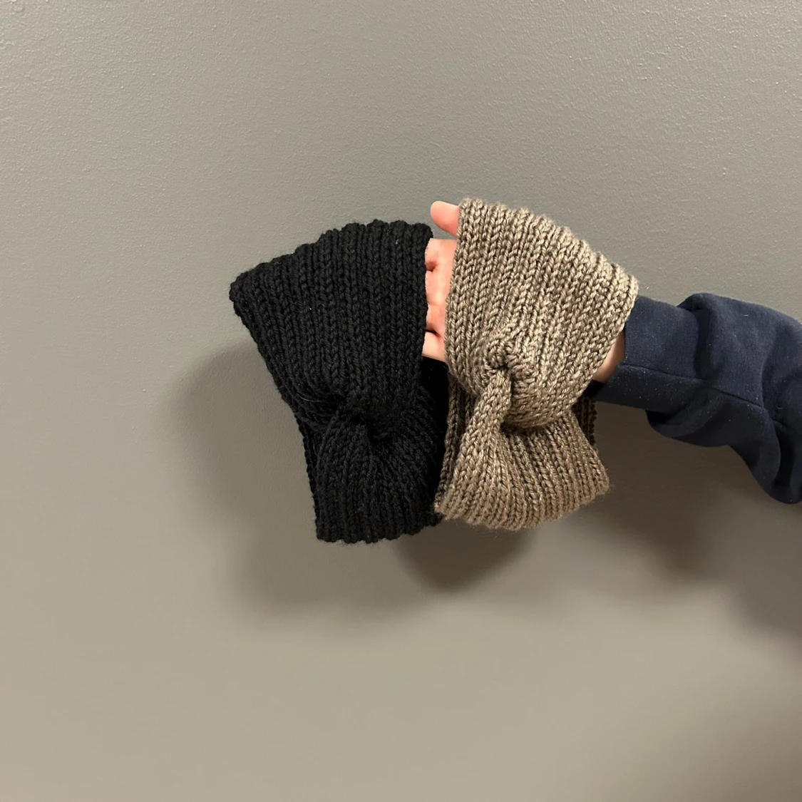 Stickad panband i svart  - 1