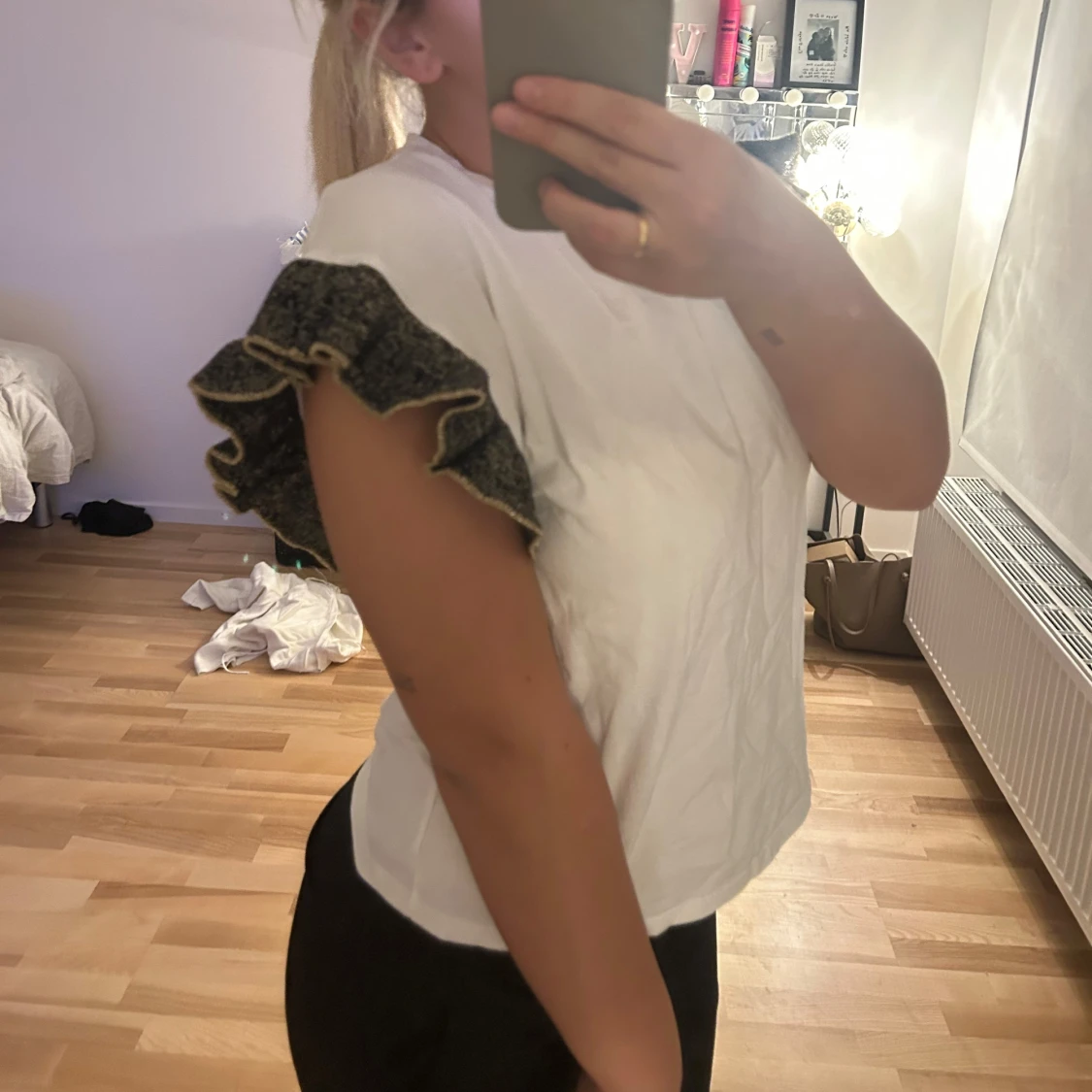 Vit t-shirt med volangärmar