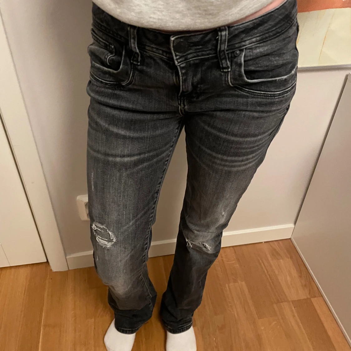 Svarta jeans med slitningar - 1