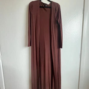 Brun långklänning från Shein - Säljer en stilren brun långkofta från Shein.