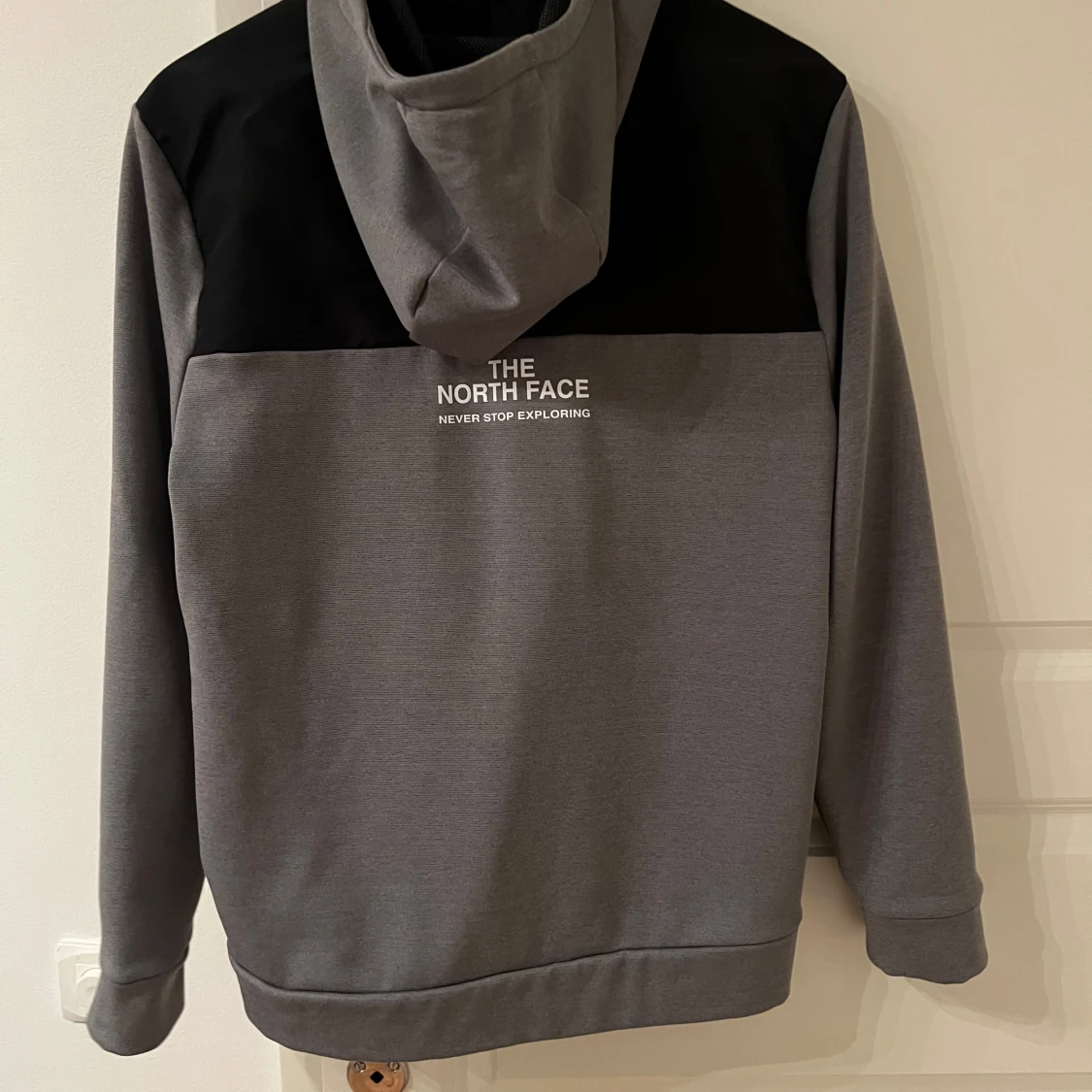 Grå och svart hoodie från The North Face