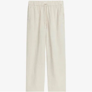 Linnebyxor - Säljer ett par beige linnebyxor från Arket då de är lite korta i benen på mig. Orginalpris 690kr❤️