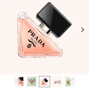 Parfym från Prada - Elegant parfym från Prada i en unik triangelformad flaska. 90 ml , nypris 1900kr jag har använt lite av den därav priset. 