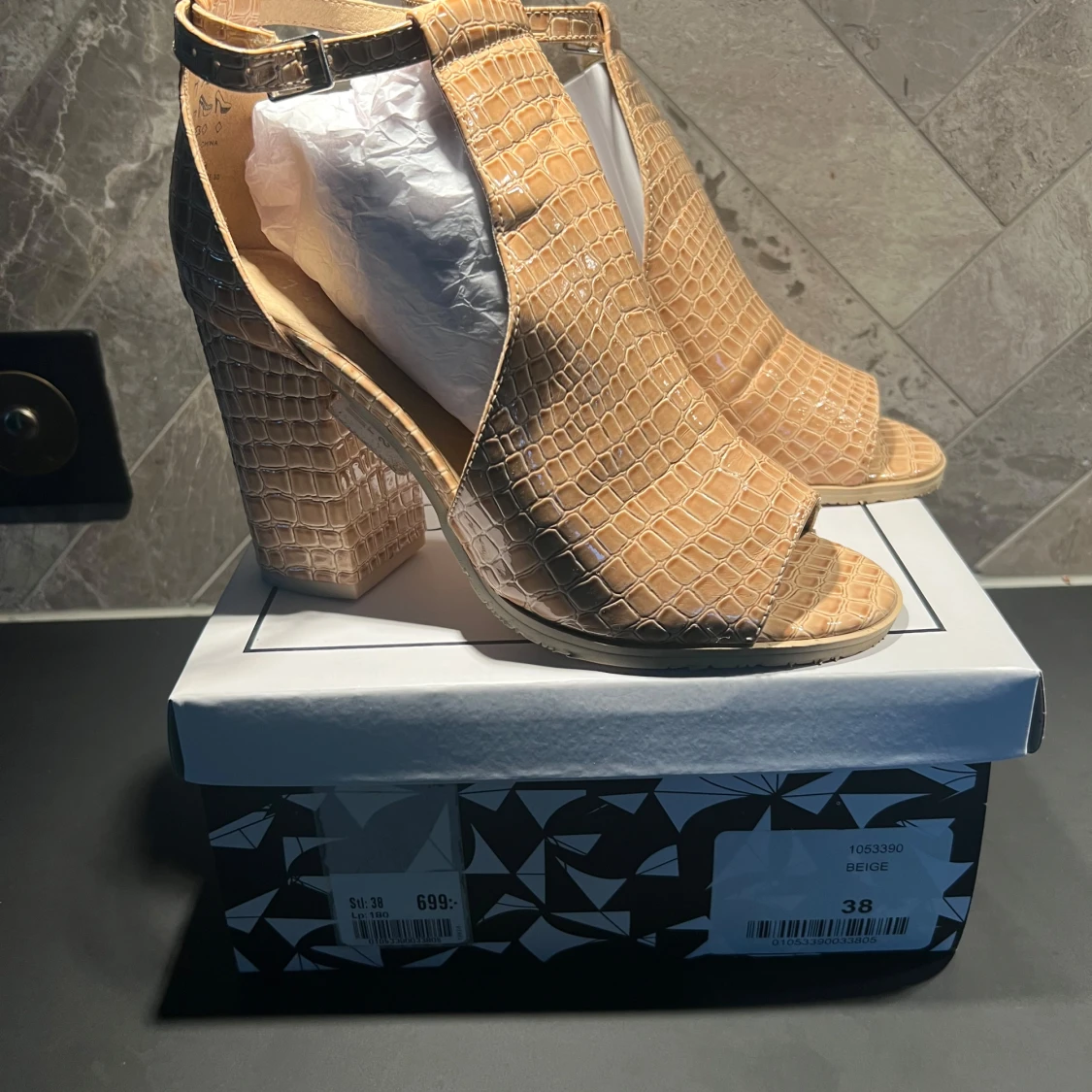 Beige klackar/sandaler från Tiamo - 3