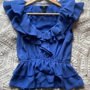INTRESSEKOLL HM BLUS - Kollar intresset på den eftertraktade blåa blusen från H&M. ❤️ Skriv om du är intresserad eller har frågor❣️❣️❤️ Priset börjar på 400 då den är eftertraktad. Skriv alltid innan du köperrrr. skulle även kunna tänka mig att byta till en rosa sådan här topp