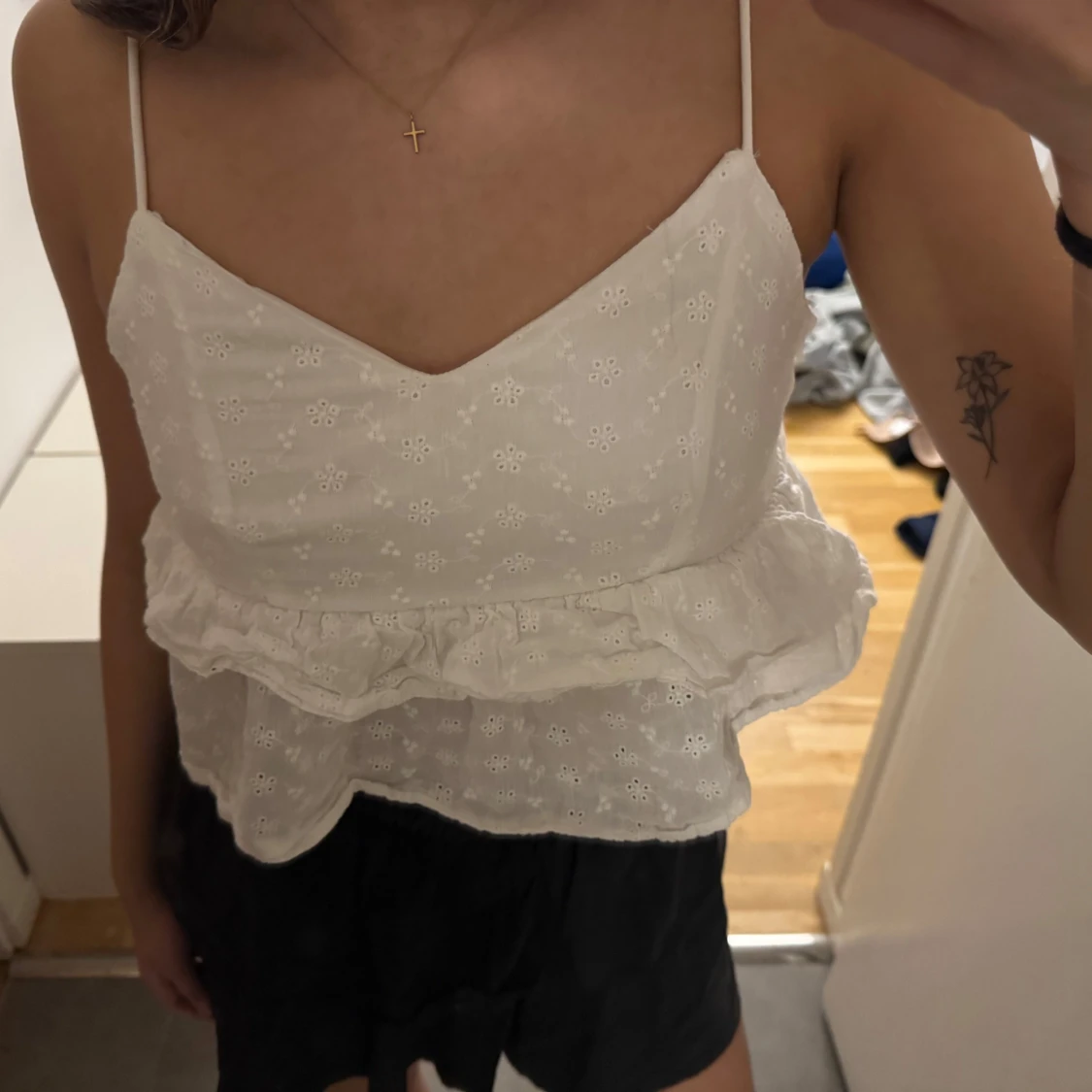 Vit ärmlös topp med volang - 2