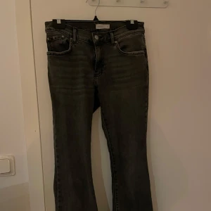 Gråa jeans  - Snygga grå jeans från Gina Tricot med bootcut. Säljer eftersom de inte passar och inte kommer till användning mer.